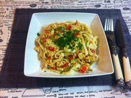 Tallarines Con Pollo Picado Especiado Y Verduras