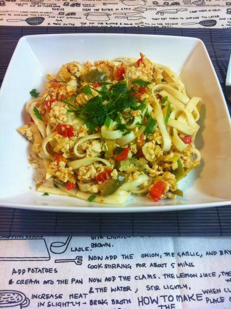 Tallarines Con Pollo Picado Especiado Y Verduras