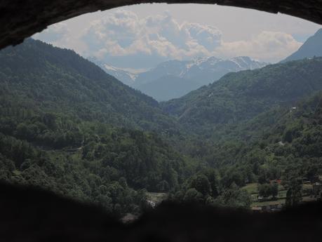 Viaje a ninguna parte. La gran foraleza. Los Alpes y el valle del Dora, desde una tronera del fuerte.