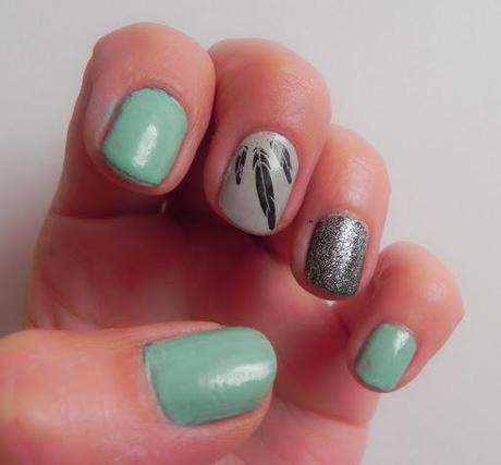 Pantones de verano: Hoy, Paloma y Hemlock (look y manicura)