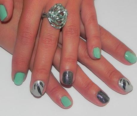 Pantones de verano: Hoy, Paloma y Hemlock (look y manicura)