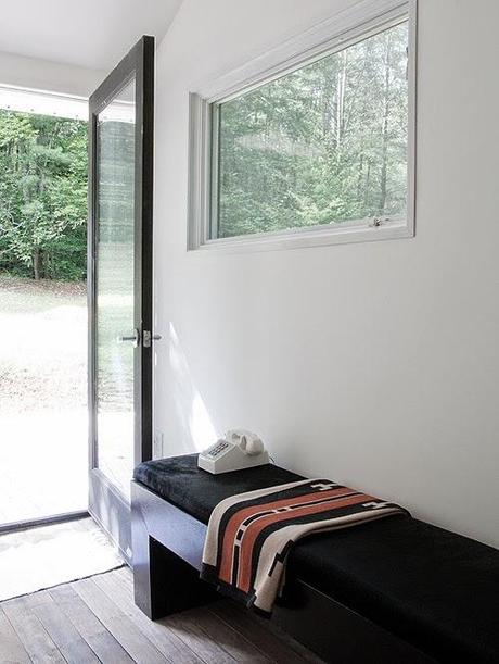 UNA CASA DE CAMPO CON LA SOBRIEDAD DE LOS COLORES NEUTROS