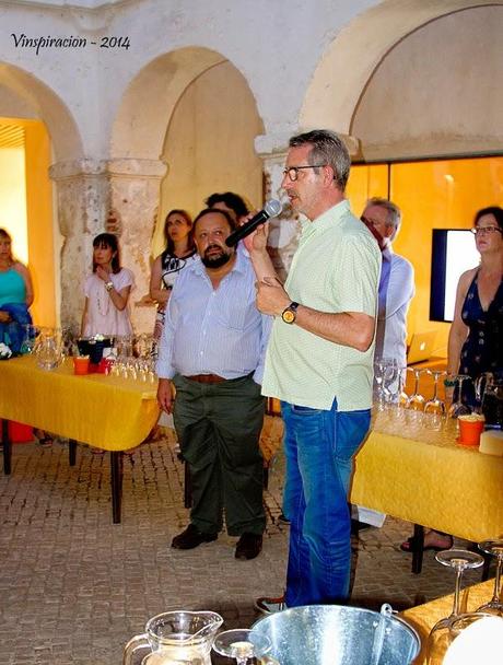 Vino y hamburguesas en un convento