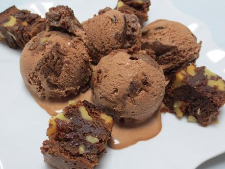 Helado de brownie