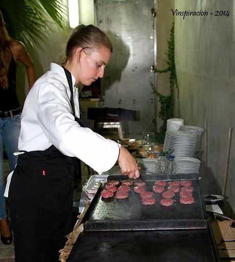 Vino y hamburguesas en el convento