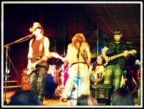 CRÓNICA CONCIERTO HÉROES DE LEYENDA | Sala Mucho Teatro Grupo Rock Heroes de Leyenda La Caravana del Rock