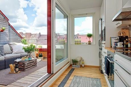 Un ático con una terraza llena de encanto