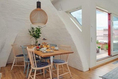 Un ático con una terraza llena de encanto