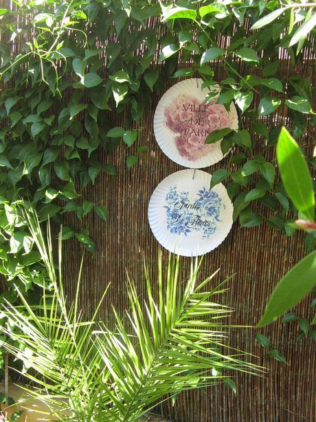 Con platos de cartón.... Con platos de cartón....