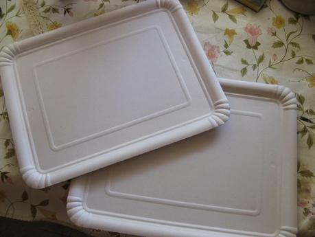 Con platos de cartón....