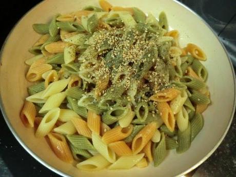 Pasta vegetal con sésamo y queso