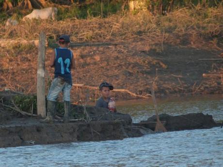 Niños pescando en el Amazonas