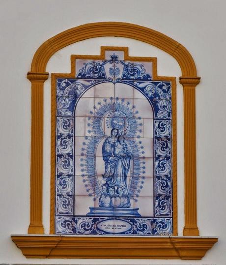 Retablo cerámico de Nuestra Señora del Rosario.