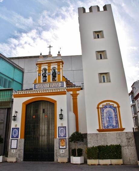Retablo cerámico de Nuestra Señora del Rosario.