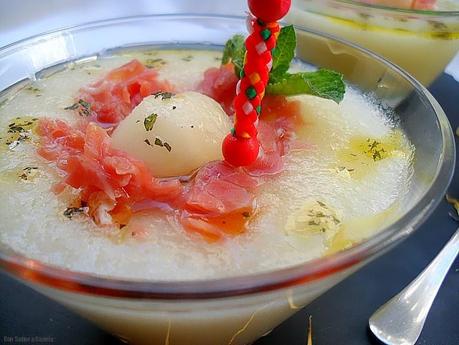 Sopa de melón con jamón y menta