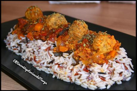 Albóndigas de soja texturizada y avena con guarnición de arroces y salsa