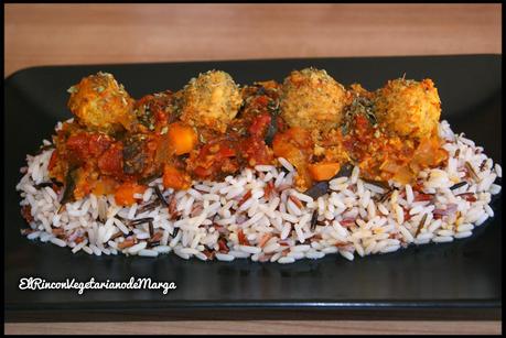 Albóndigas de soja texturizada y avena con guarnición de arroces y salsa