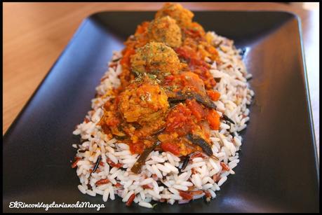 Albóndigas de soja texturizada y avena con guarnición de arroces y salsa