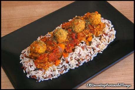 Albóndigas de soja texturizada y avena con guarnición de arroces y salsa