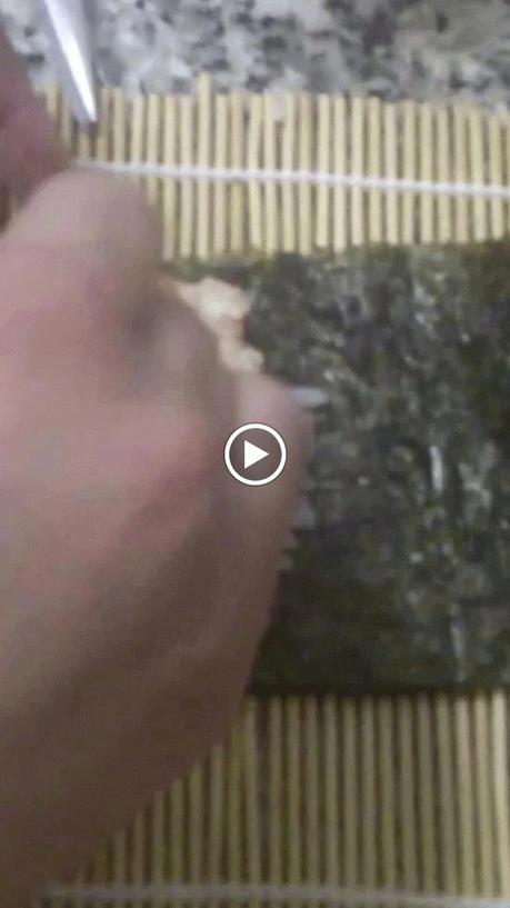 Preparado de sushi en las hojas de algas