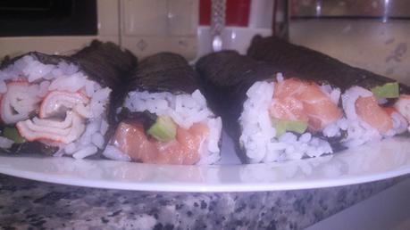Makis de palitos de cangrejo, aguacate y salmón