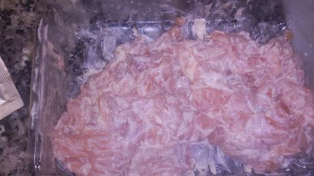 Salmón cortado mezclado con salsa de salmón Philadelphia