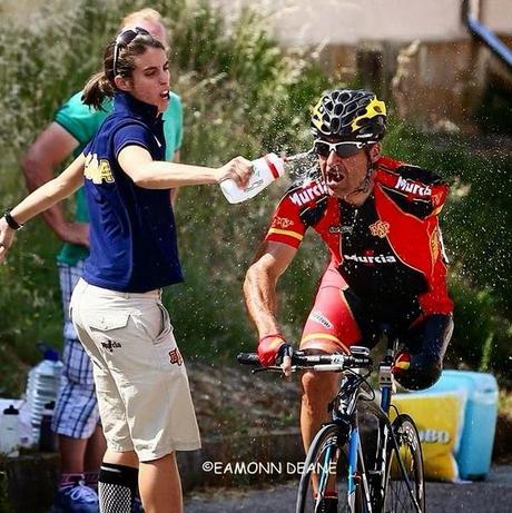 Una foto, unos ciclistas, todo un ejemplo