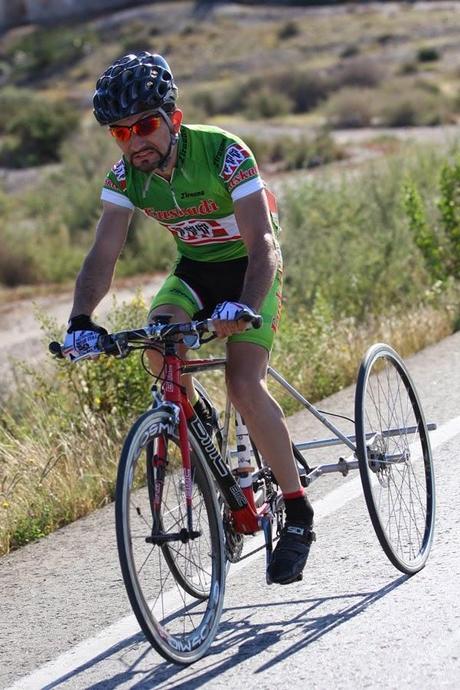 Una foto, unos ciclistas, todo un ejemplo