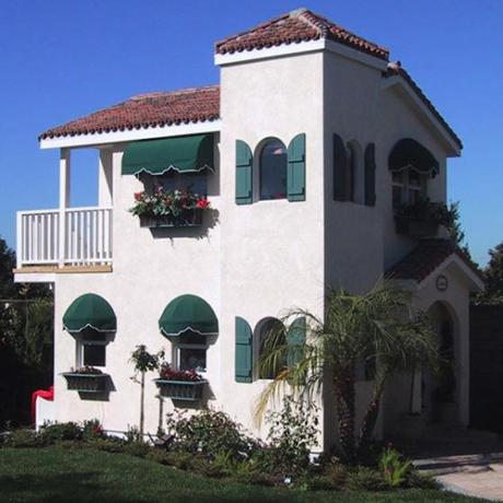 casa de jardin infantil estilo mediterranea