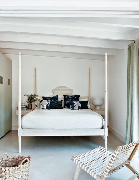 UNA CASA EN LA PLAYA DECORADA EN FUCSIA Y AZUL TURQUESA