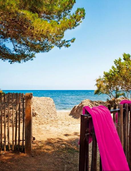 UNA CASA EN LA PLAYA DECORADA EN FUCSIA Y AZUL TURQUESA