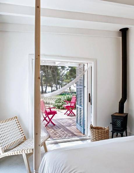 UNA CASA EN LA PLAYA DECORADA EN FUCSIA Y AZUL TURQUESA