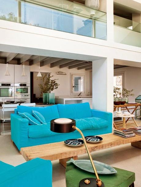 UNA CASA EN LA PLAYA DECORADA EN FUCSIA Y AZUL TURQUESA