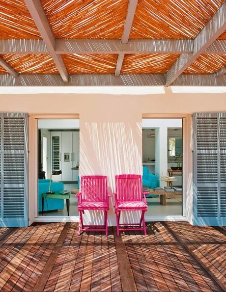 UNA CASA EN LA PLAYA DECORADA EN FUCSIA Y AZUL TURQUESA