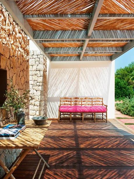 UNA CASA EN LA PLAYA DECORADA EN FUCSIA Y AZUL TURQUESA