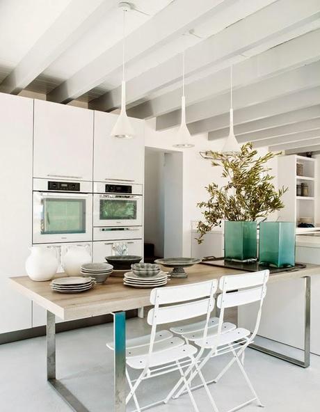 UNA CASA EN LA PLAYA DECORADA EN FUCSIA Y AZUL TURQUESA