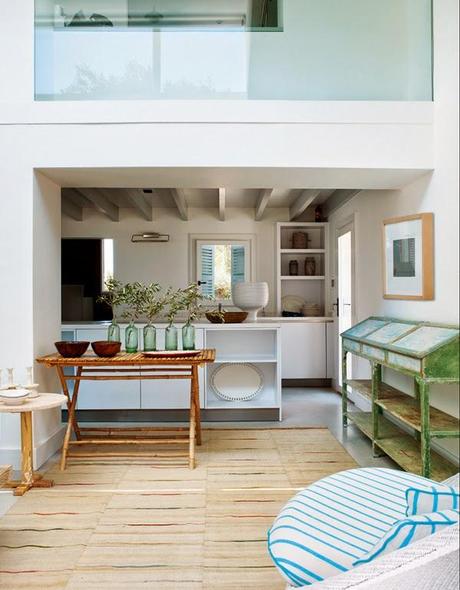 UNA CASA EN LA PLAYA DECORADA EN FUCSIA Y AZUL TURQUESA