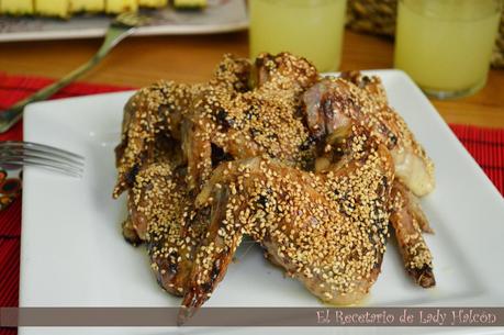 Alitas de pollo con miel y sésamo