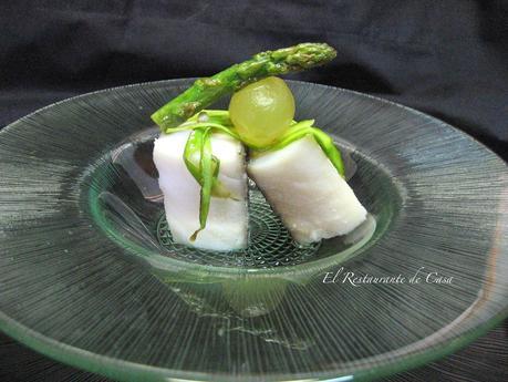 BACALAO CON AJOBLANCO, ESPÁRRAGOS Y UVAS