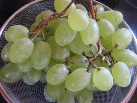 BACALAO CON AJOBLANCO, ESPÁRRAGOS Y UVAS