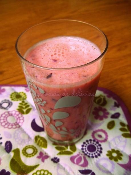 Batido de plátano, fresas y cerezas