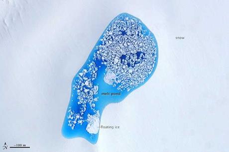 estanque de fusión en el Ártico