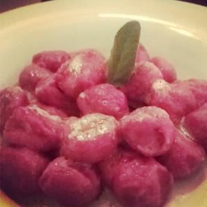 Ñoquis de remolacha y queso de cabra a la manteca de salvia - Gabriela Restó