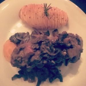 Medallón de res con ragout de hongos y papas al romero - Gabriela Restó