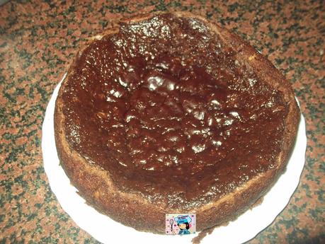 MI BIZCOCHO DE CHOCOLATE CON TROCITOS DE CHOCOLATES DE DOS CLASES EN MI OLLA ERIKA