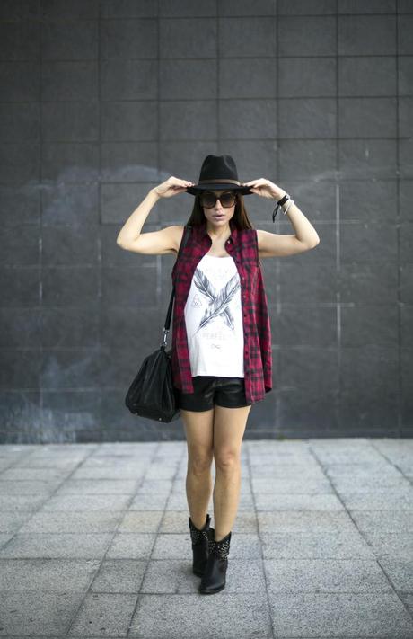street style barbara crespo feathers the corner shop tshirt fashion blogger outfit blog de moda