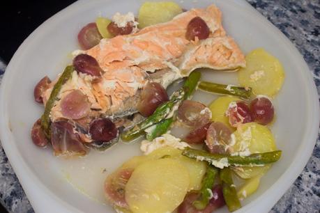 Salmón al vino con verduras y uvas