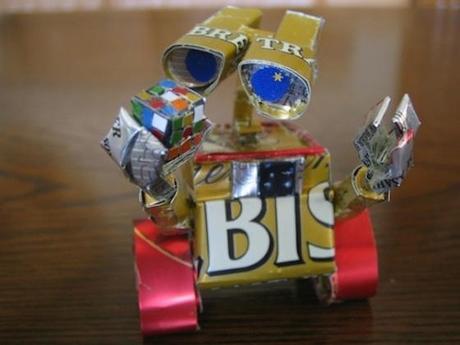 5 personajes hechos con latas de aluminio que a tus hijos les encantarán Escultura de Wall E hecha con latas