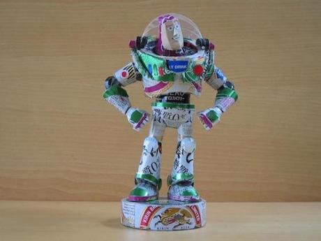5 personajes hechos con latas de aluminio que a tus hijos les encantarán Figura de Buzz Lightyear