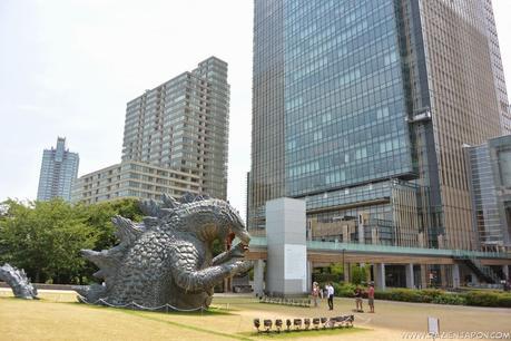 Godzilla y japonesas en bikini